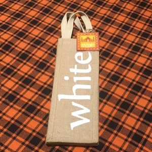 White Wine Gift Bag / Jute & Cotton. Made in India.
Super cute hostess gift.